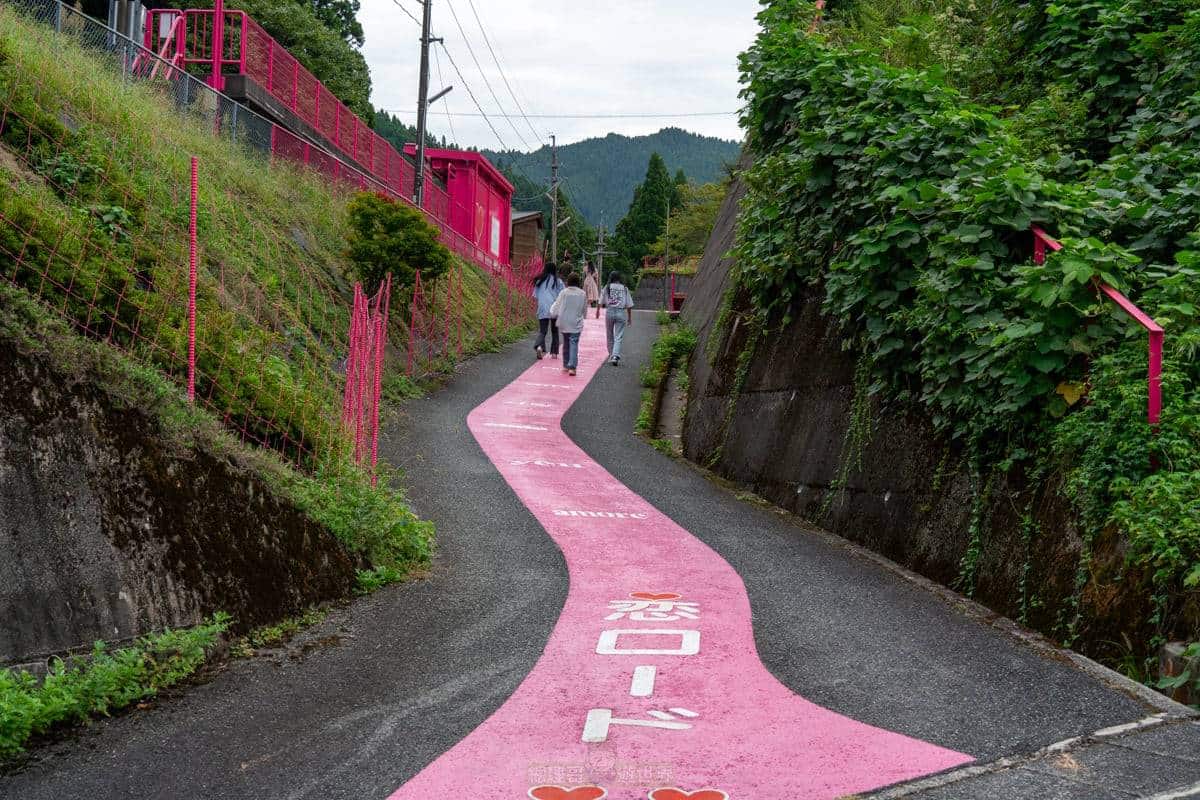 將車子停好後，即可沿著粉紅色的「戀愛之路」前往戀山形駅。（圖／傳說中的挨踢部門提供）