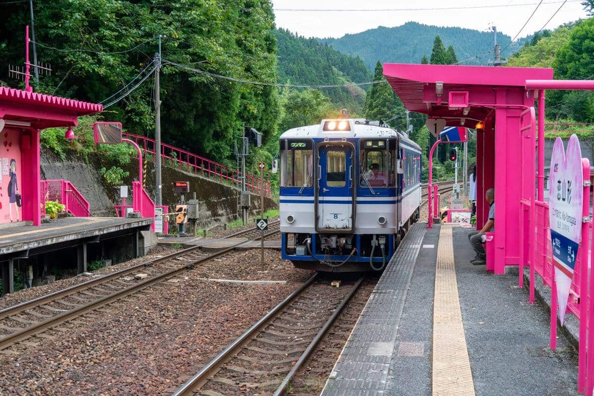 來到戀山形駅一定要拍電車駛入車站，與粉紅色的站台相互輝映的構圖。（圖／傳說中的挨踢部門提供）