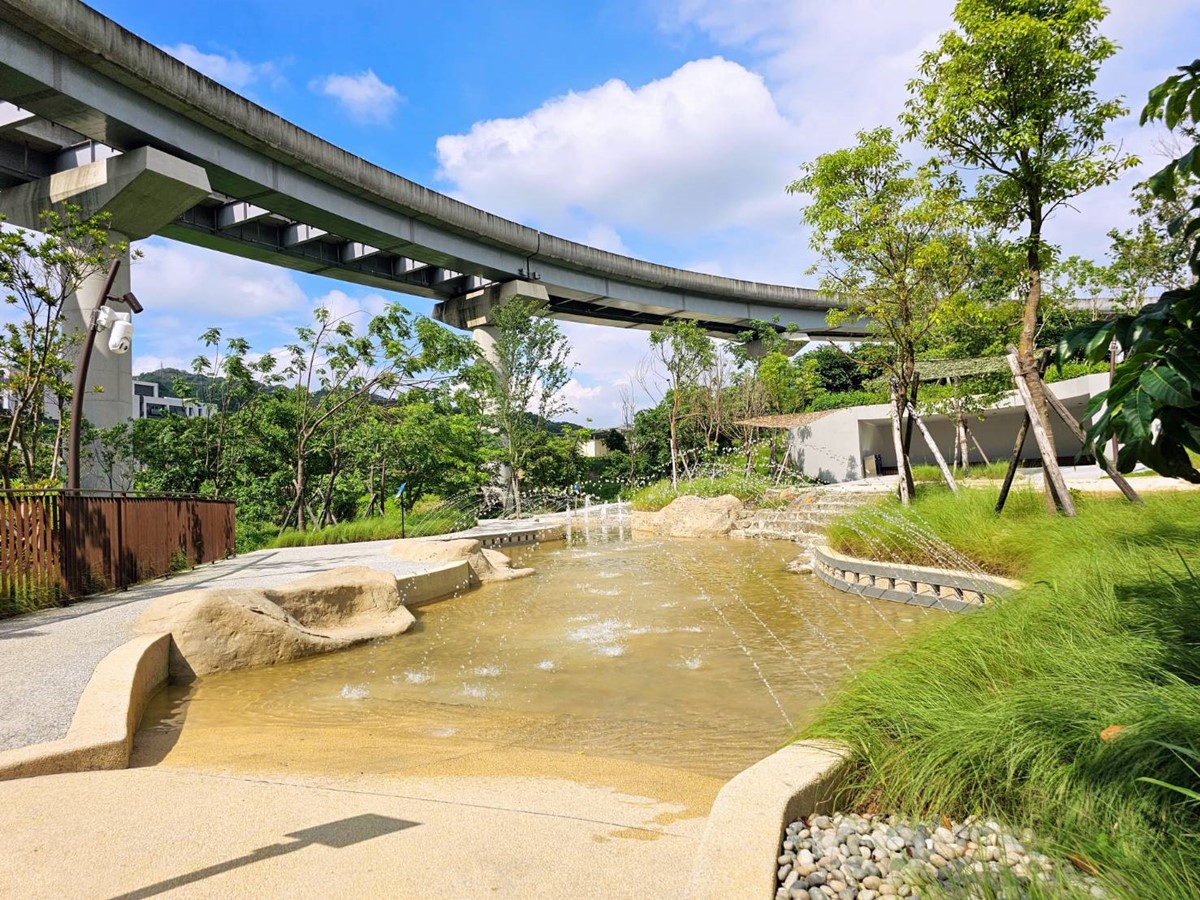 「戲水沙坑」只有夏季才開放,可讓小朋友玩水消暑。(圖/新北市美術館提供)