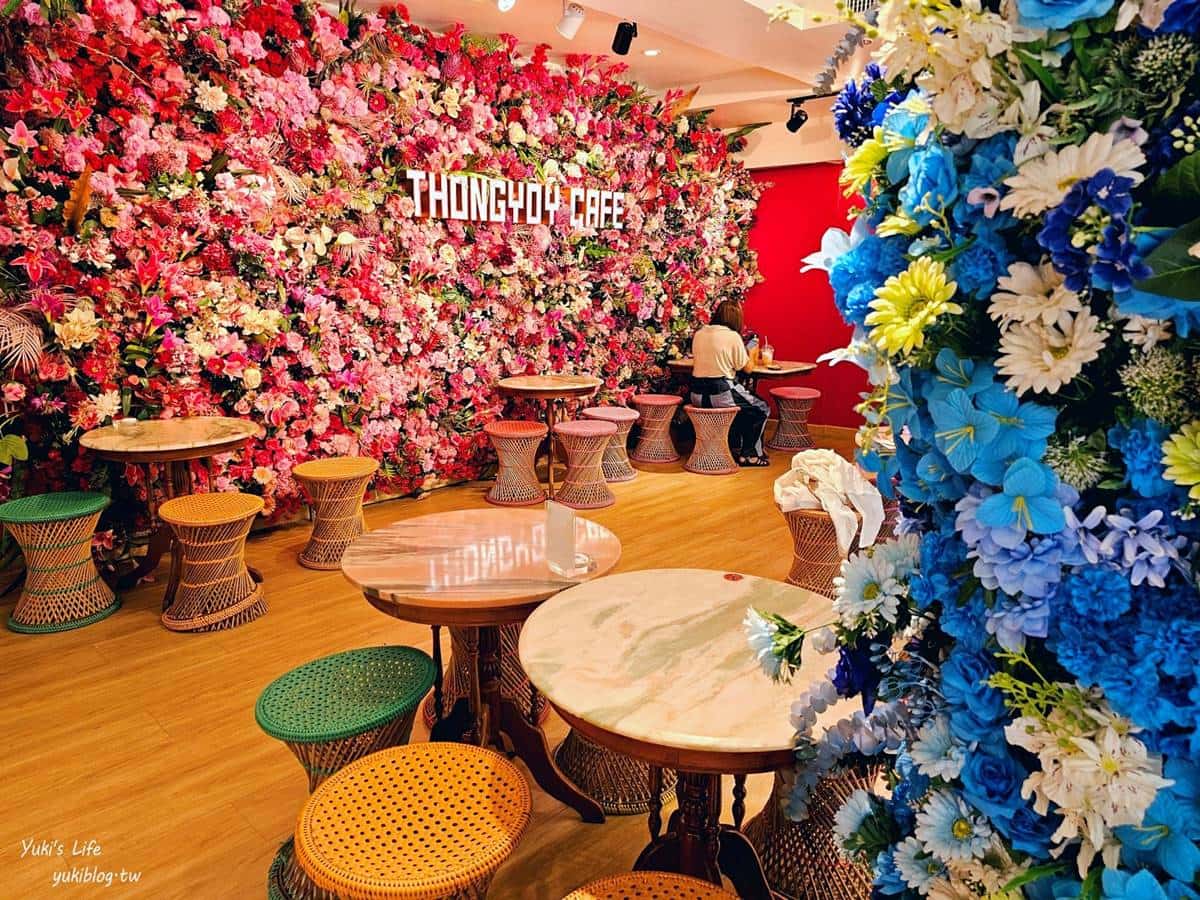 一踏進Thongyoy Cafe彷彿就踏進了花花世界,店內各個角落布滿了各式各樣、色彩繽紛的鮮花。(圖/Yuki's Life 提供)