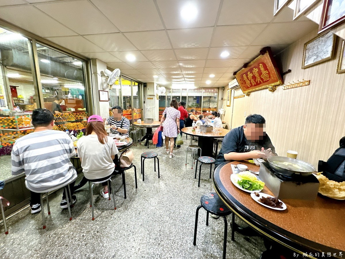 室內座位是適合聚餐的大圓桌,用餐多了份溫馨感。(圖/猴屁的異想世界 提供)