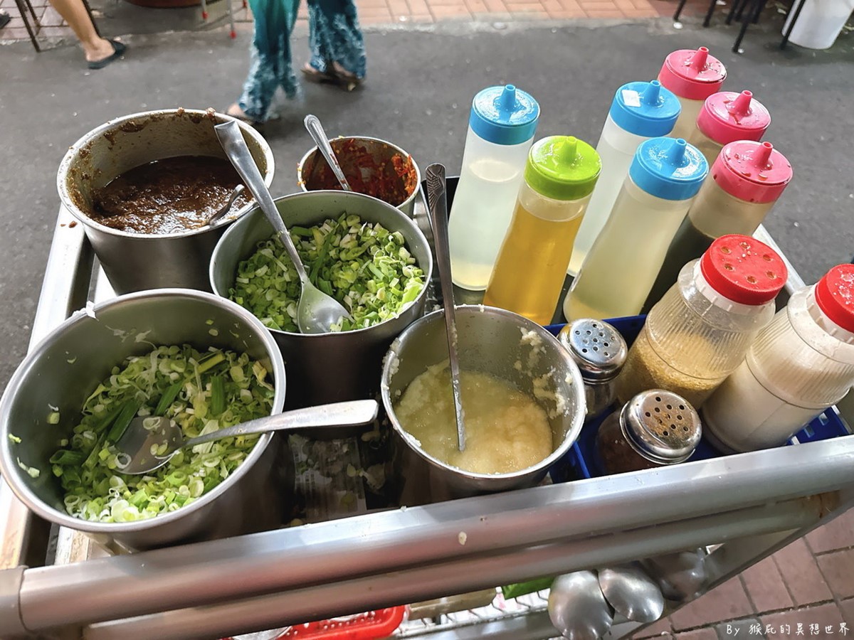 沙茶醬好吃的祕方,除了必加蔥花、蒜泥,還要搭配「砂糖」,風味更上一層樓。(圖/猴屁的異想世界 提供)