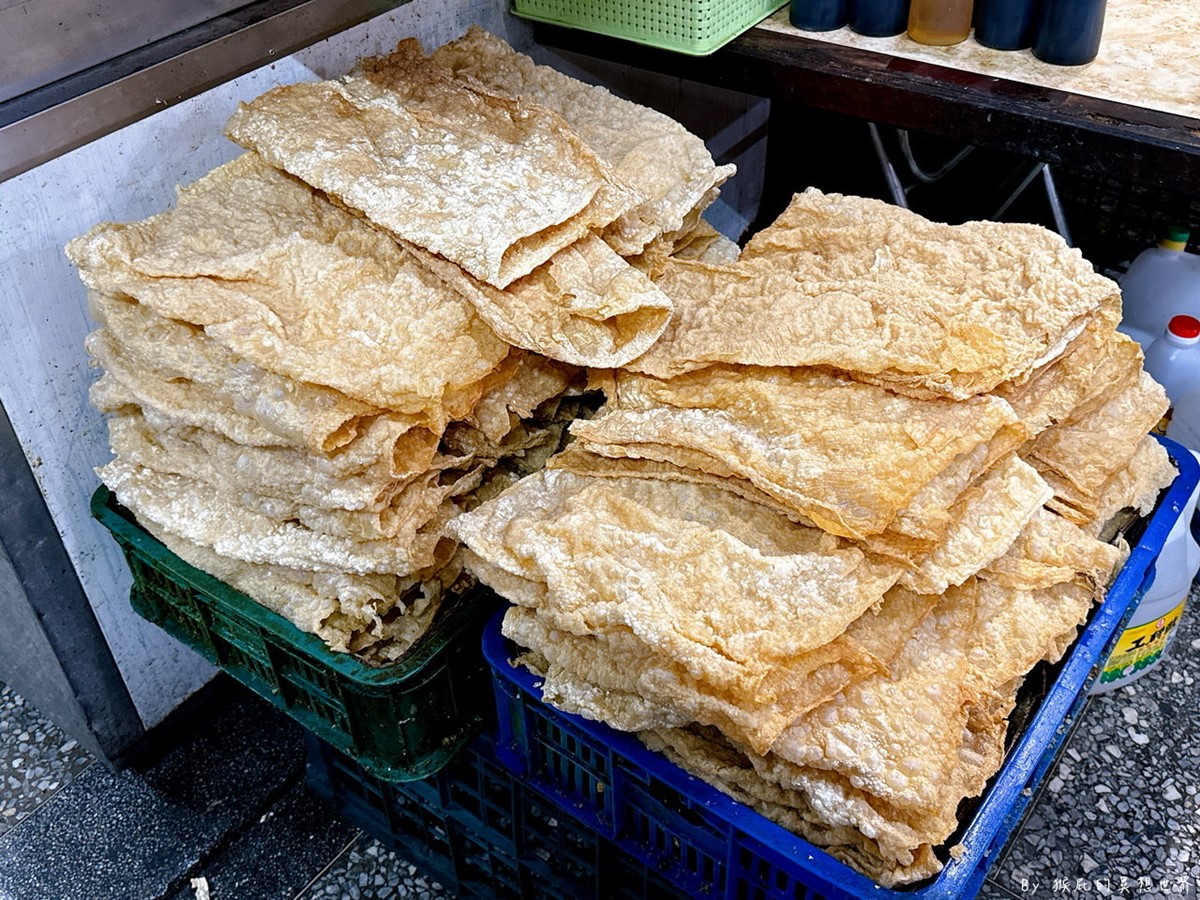 超受歡迎的「黃金豆皮」(100元),剝下來比臉還大片,吸飽湯汁入口滑嫩Q彈。(圖/猴屁的異想世界 提供)