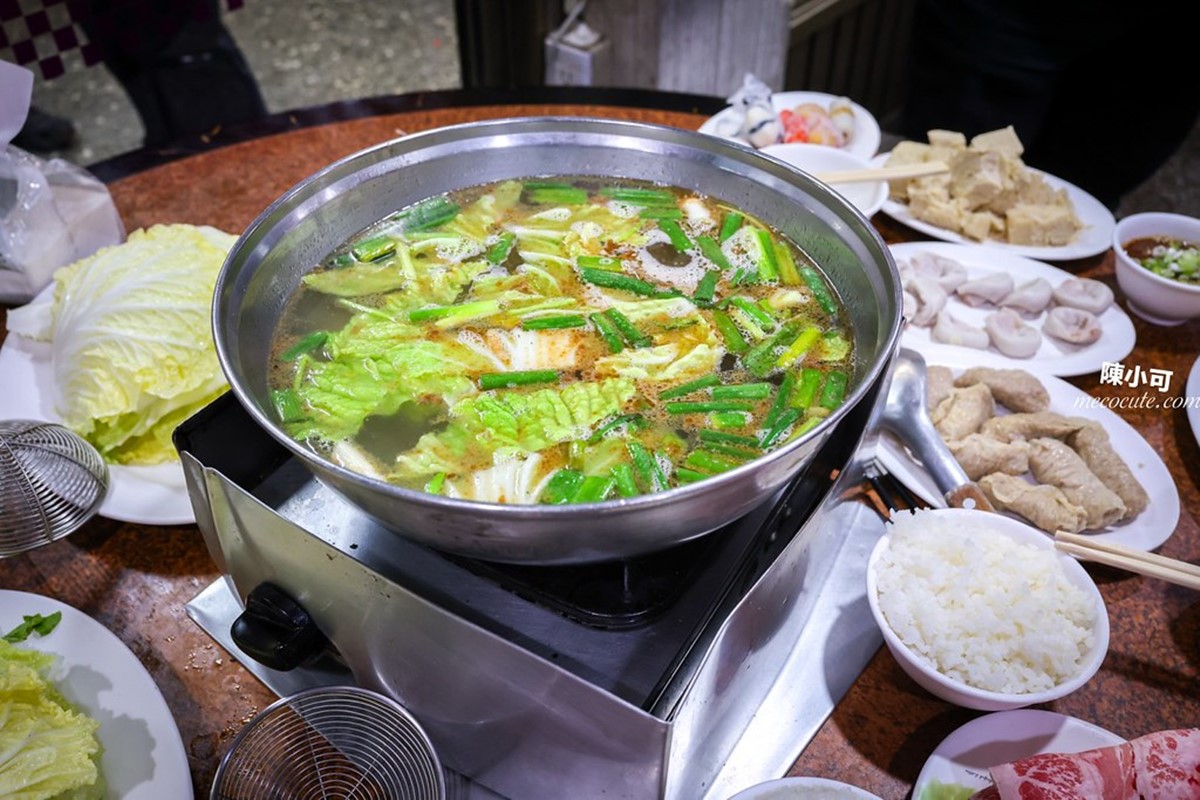 火鍋湯底加了沙茶、蔬菜、蔥段熬製,味道好香。(圖/陳小可的吃喝玩樂 提供)