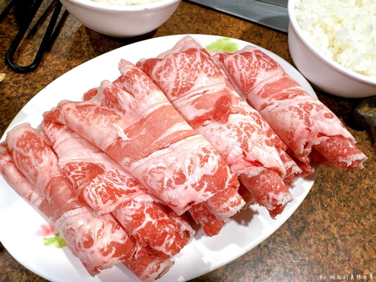 「霜降牛肉」(280元)分量不少,肉片本身比例是半肥半瘦,油花也挺美的。(圖/猴屁的異想世界 提供)