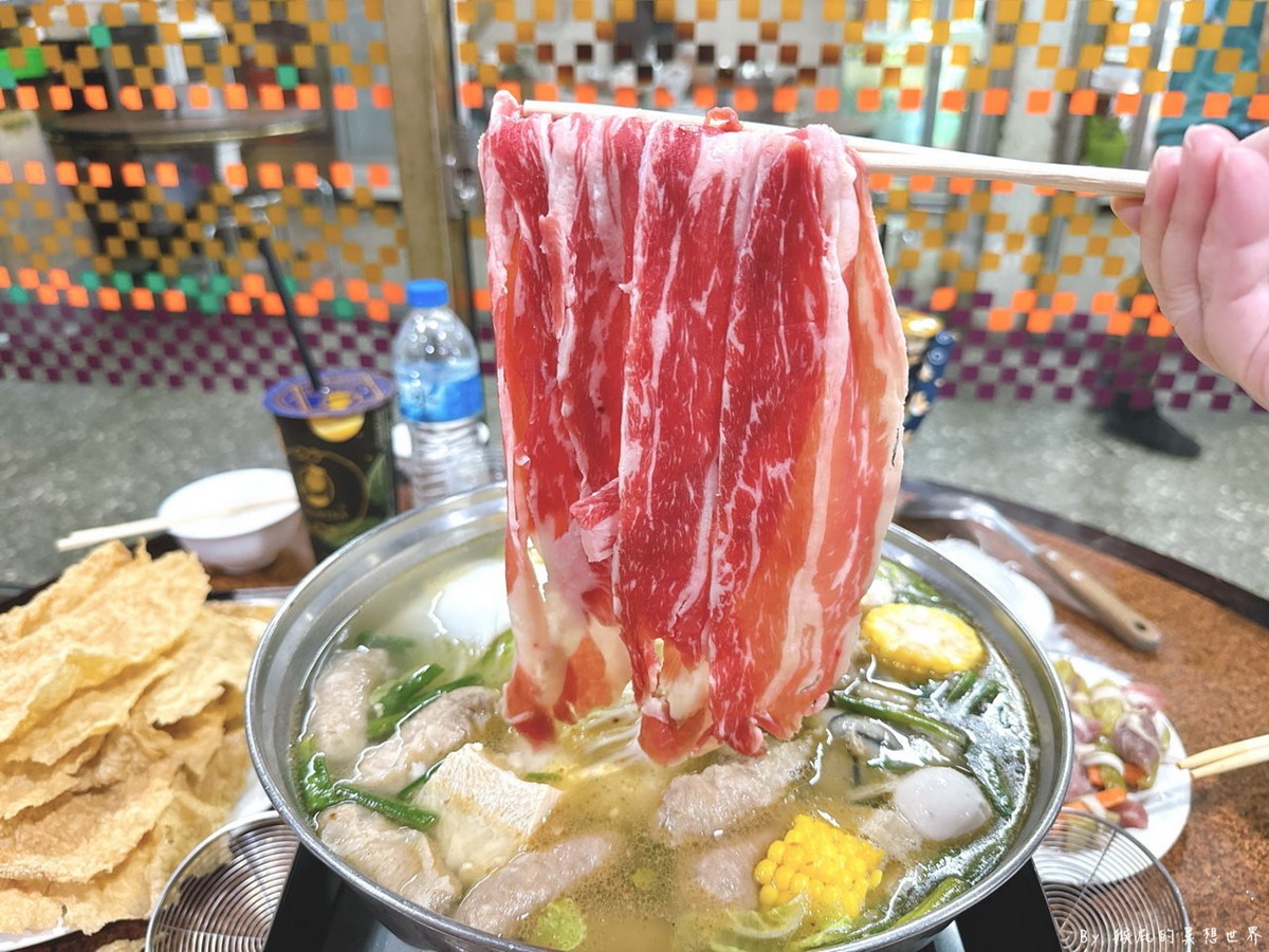 「安格斯黑牛」(360元)很大一片,雖然單價較高,肉質口感也較佳。(圖/猴屁的異想世界 提供)