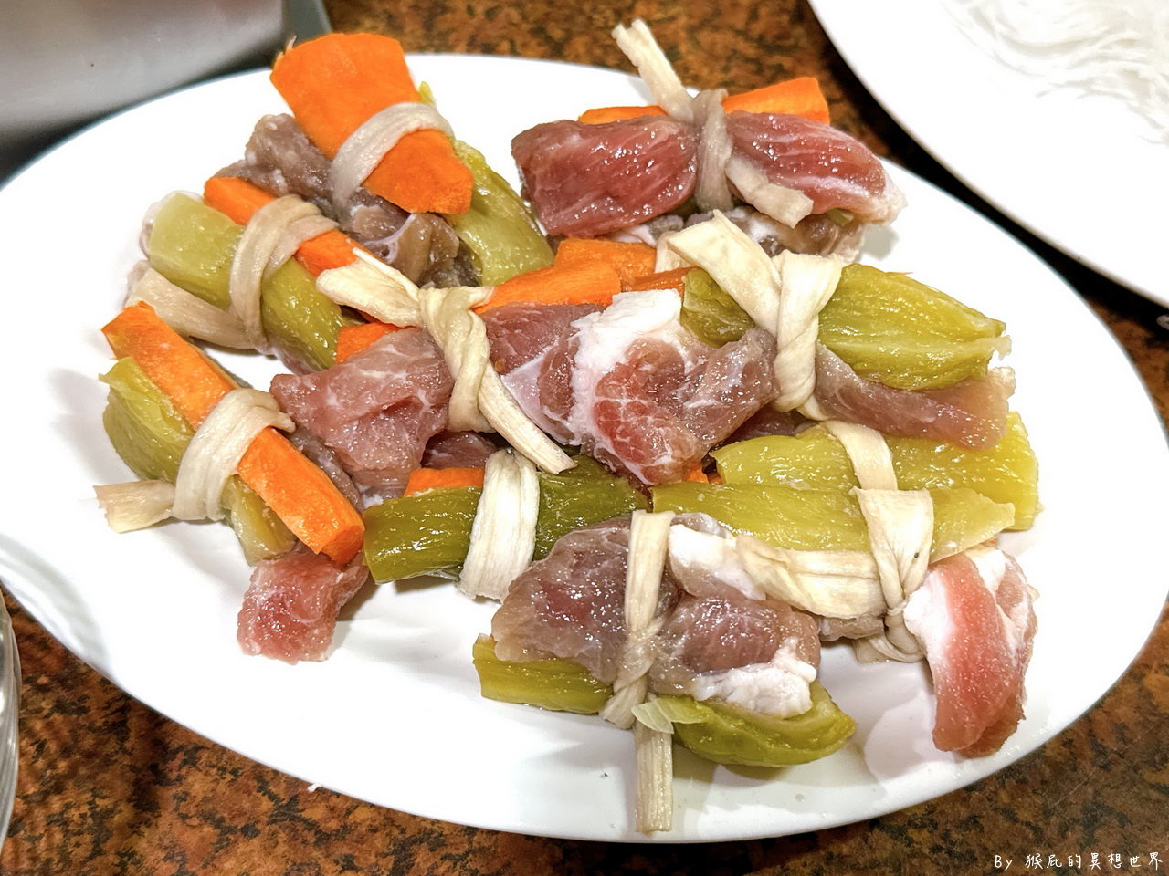 「宜蘭酸菜肉」(180元)酸菜結吃起來脆脆的、很有嚼勁,豬肉塊厚實不柴,也是人氣必點之一。(圖/猴屁的異想世界 提供)