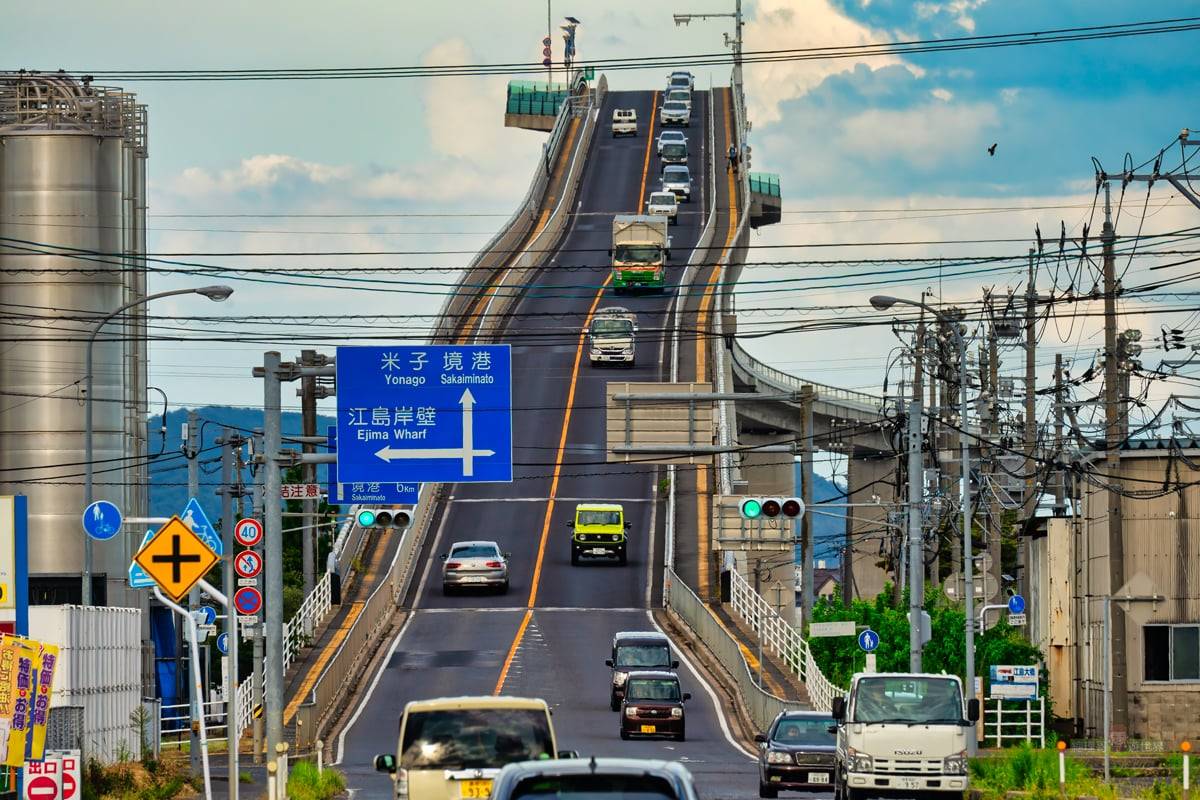 「江島大橋」又名「日本最陡橋」,為了能讓大型船隻從下方通過,橋面特別設計成高聳的樣貌,頂端最高處達到45公尺。(圖/傳說中的挨踢部門 提供)