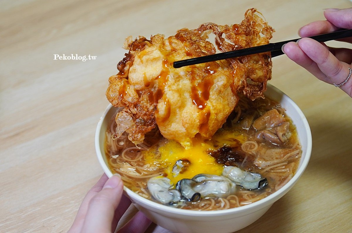 「銷魂麵線」配料吃得到滷大腸和肥美蚵仔,搭配半熟炸蛋一起吃更過癮。(圖/PEKO の Simple Life提供)