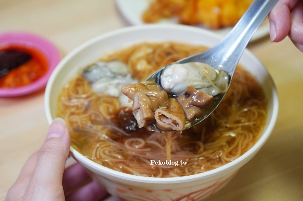「銷魂麵線」配料吃得到滷大腸和肥美蚵仔,搭配半熟炸蛋一起吃更過癮。(圖/PEKO の Simple Life提供)