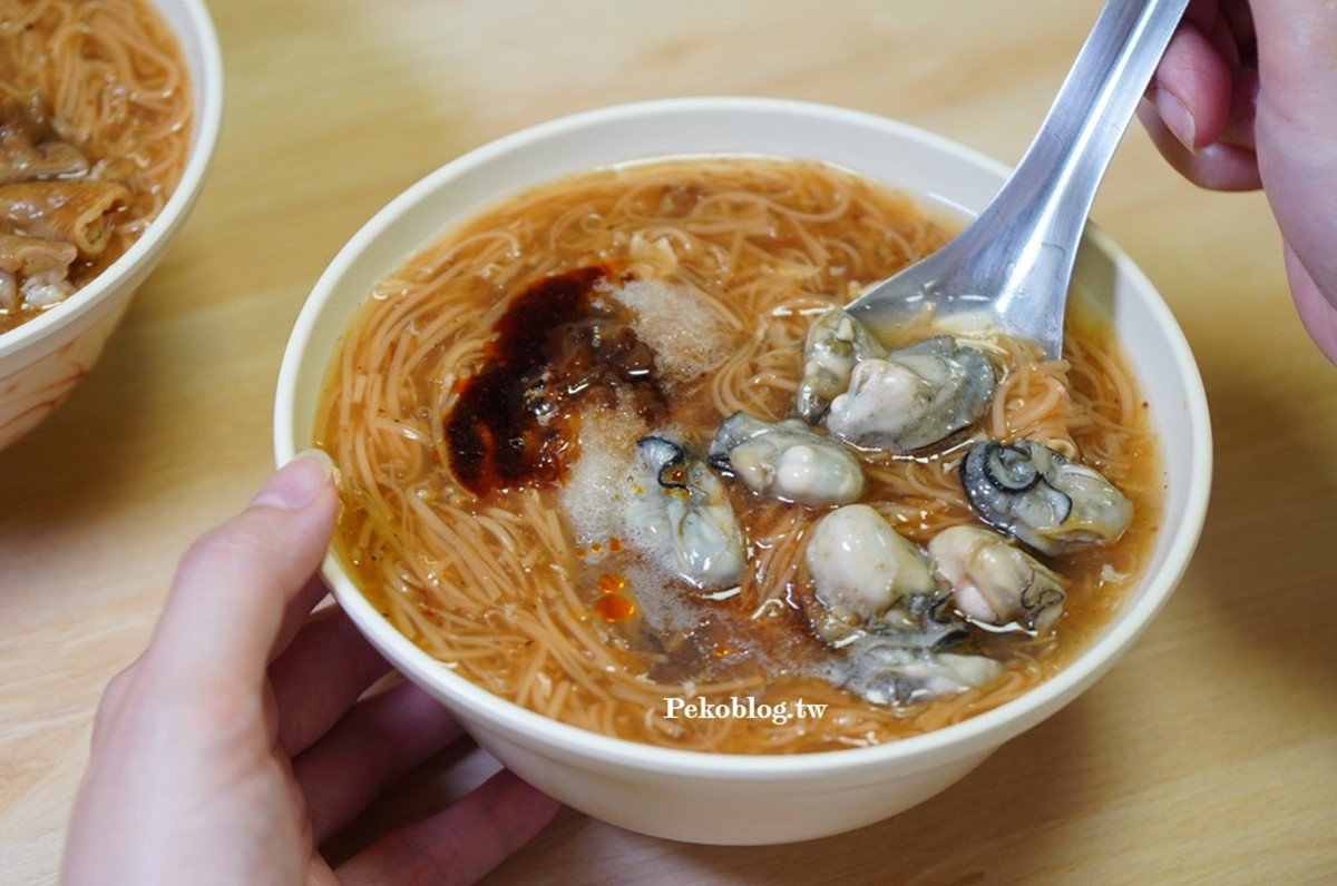 「花麻蚵仔麵線」以新鮮蚵仔搭配獨門花麻醬,香辣開胃。(圖/PEKO の Simple Life提供)