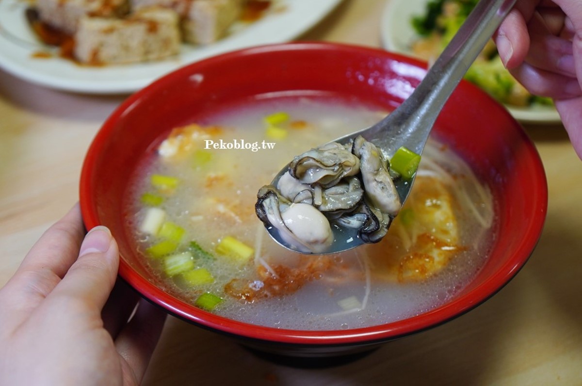 「炸蛋鮮蚵湯」融合了鮮蚵與蔥薑的鮮美滋味,湯頭喝不夠還能免費續湯!(圖/PEKO の Simple Life提供)