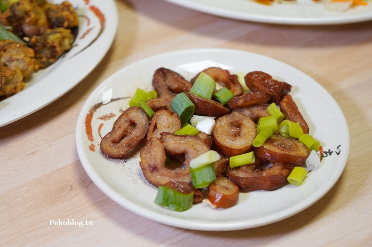 「炸肥腸」外酥內嫩,油脂都已經被逼出來了,不怕油膩,灑點椒鹽就很好吃。(圖/PEKO の Simple Life提供)