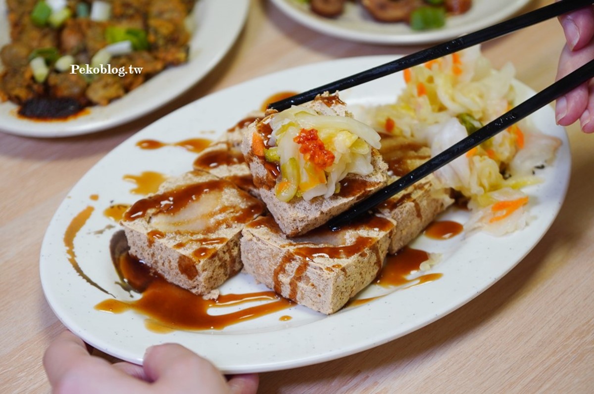 「炸臭豆腐」外層酥脆,內裡依舊軟綿,搭配醬料和泡菜一起入口還會爆汁!(圖/PEKO の Simple Life提供)