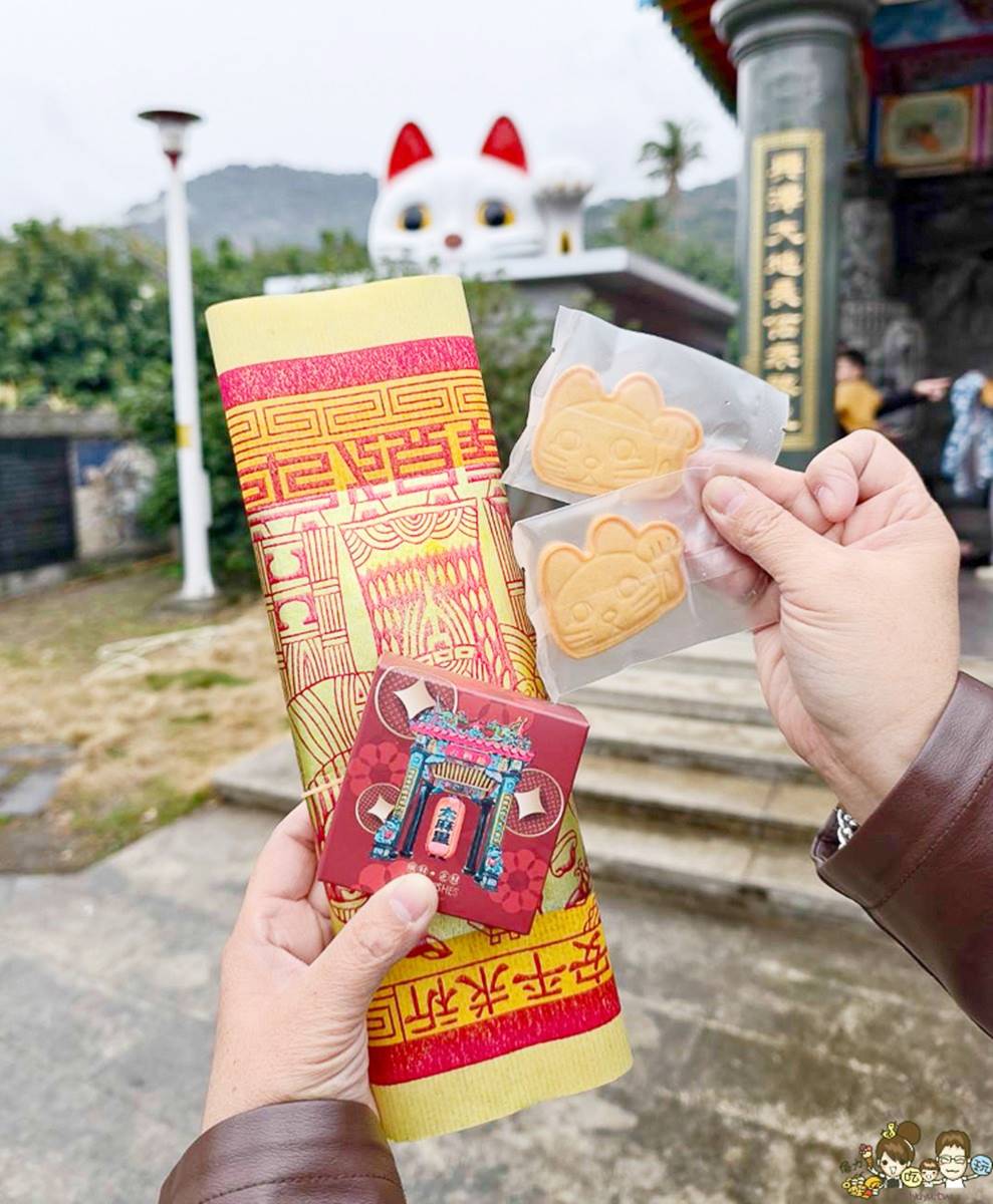 拜土地公所使用的金紙每份100元，會附上1盒招財貓小餅乾。（圖／跟著尼力吃喝玩樂提供）