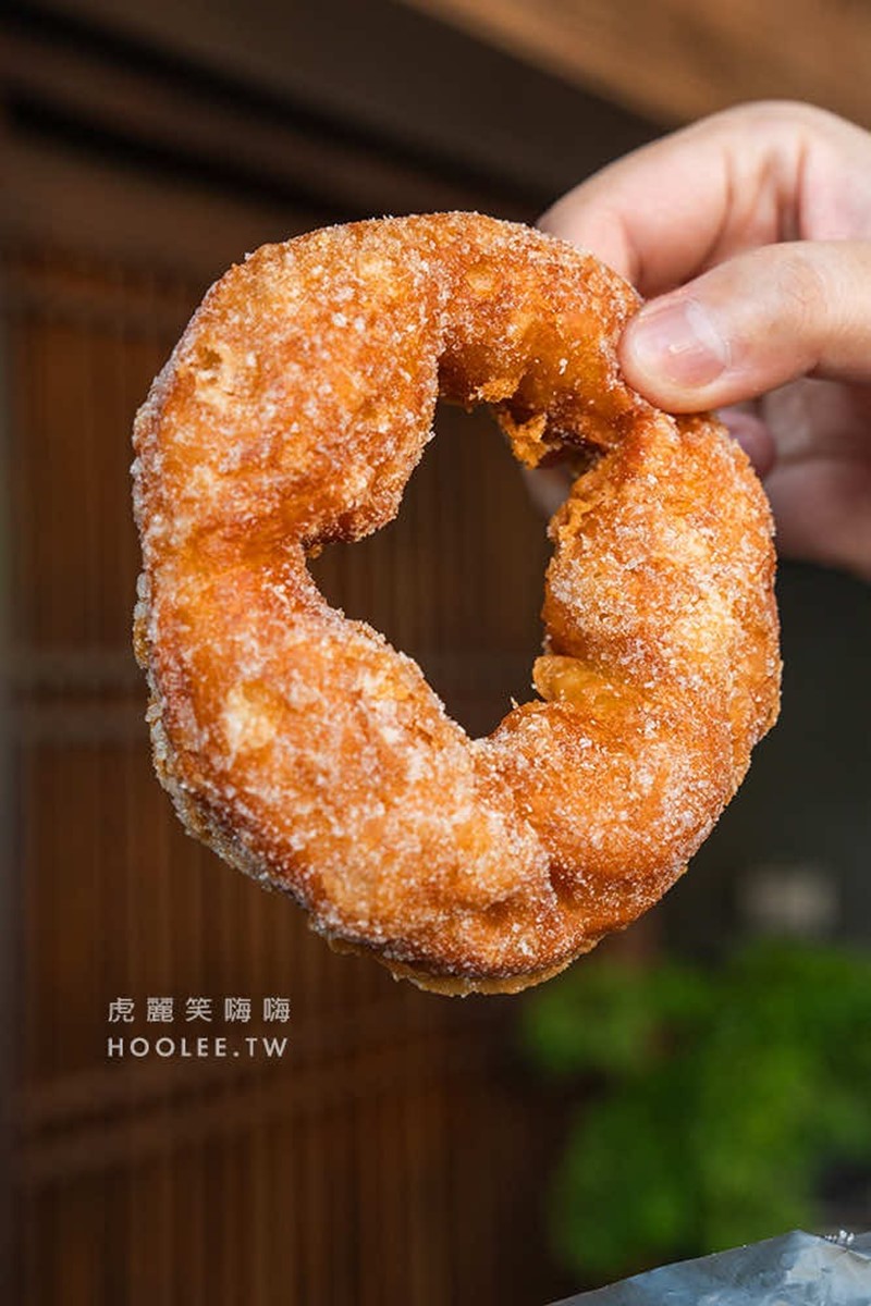 「原味甜甜圈」（25元）表面沾滿糖粉，外皮酥脆、內裡鬆軟。（圖／虎麗笑嗨嗨提供）