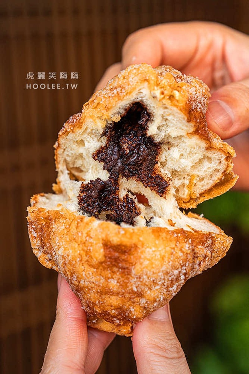 「脆皮巧克力甜甜圈」（30元）包入微微苦甜的巧克力餡。（圖／虎麗笑嗨嗨提供）