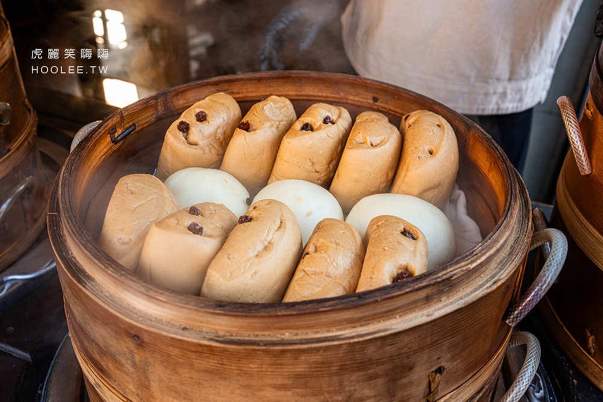 「黑糖葡萄饅頭」（15元）麵皮帶有微微清香，吃得出葡萄乾的甜味。（圖／虎麗笑嗨嗨提供）