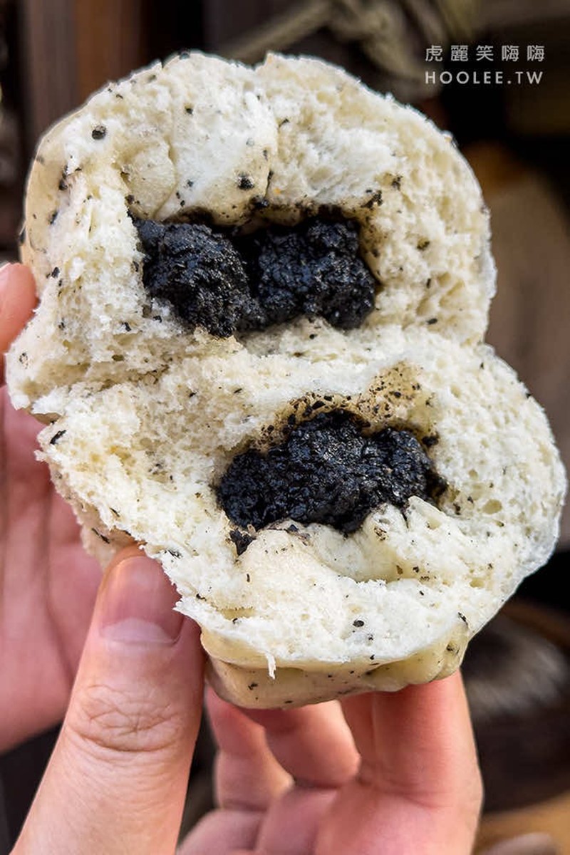 「芝麻包」（25元）內餡包入滿滿的濃郁芝麻醬，香氣四溢。（圖／虎麗笑嗨嗨提供）