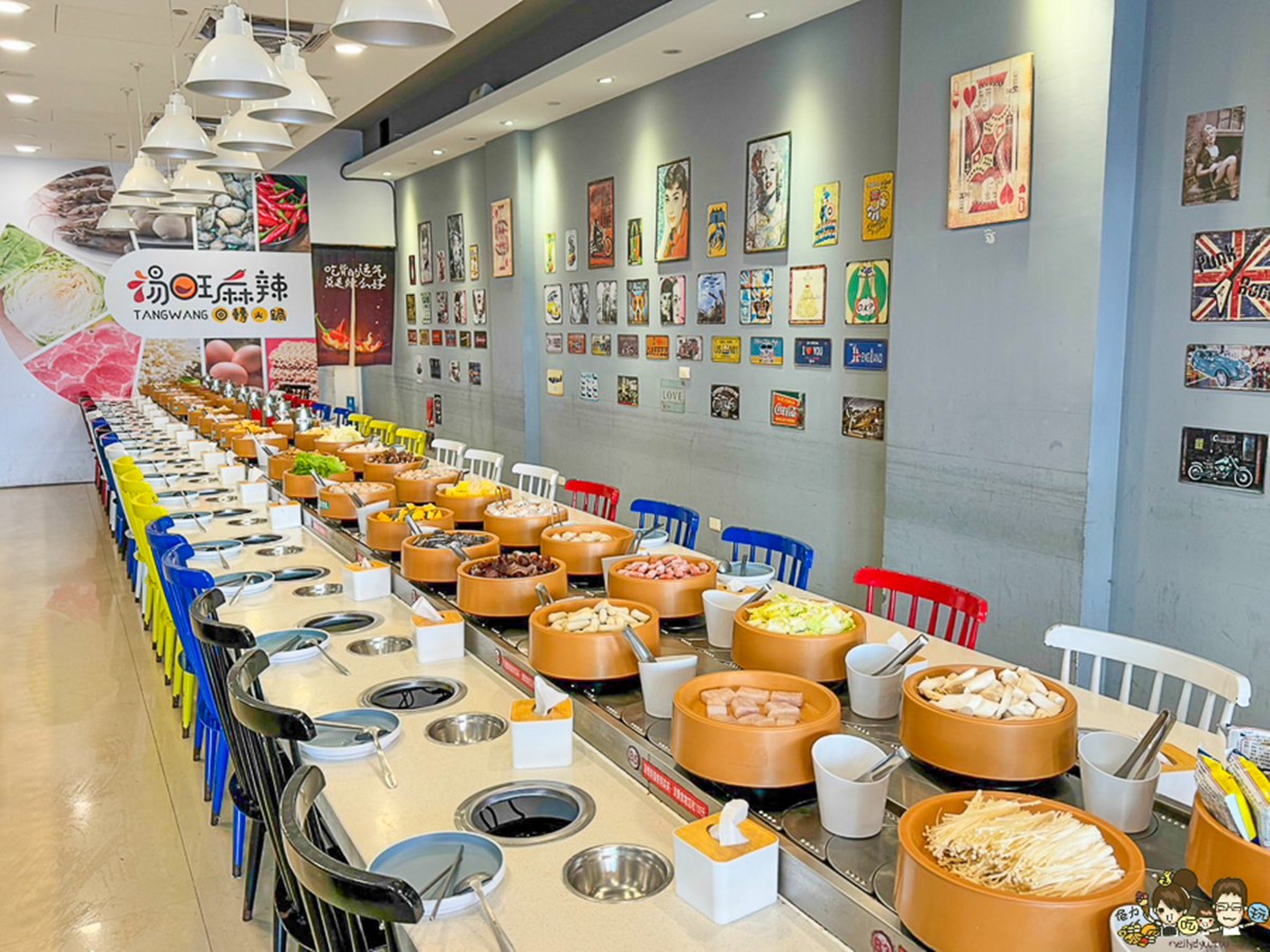迴轉台上共有40～50種火鍋食材可選擇。（圖／跟著尼力吃喝玩樂提供）