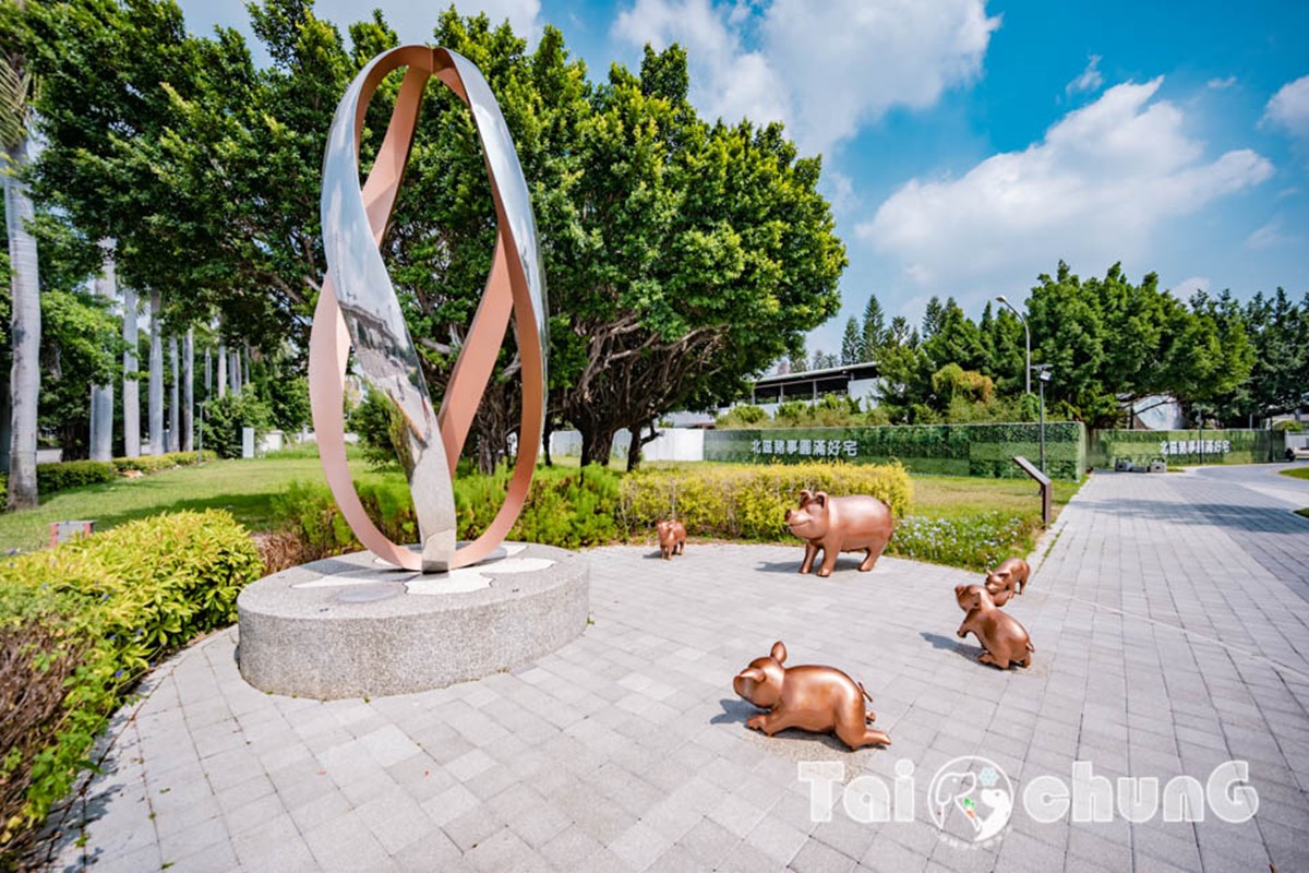 公園入口處就可以看到幾隻小豬在迎接大家。(圖/小菲親子玩樂生活 提供)
