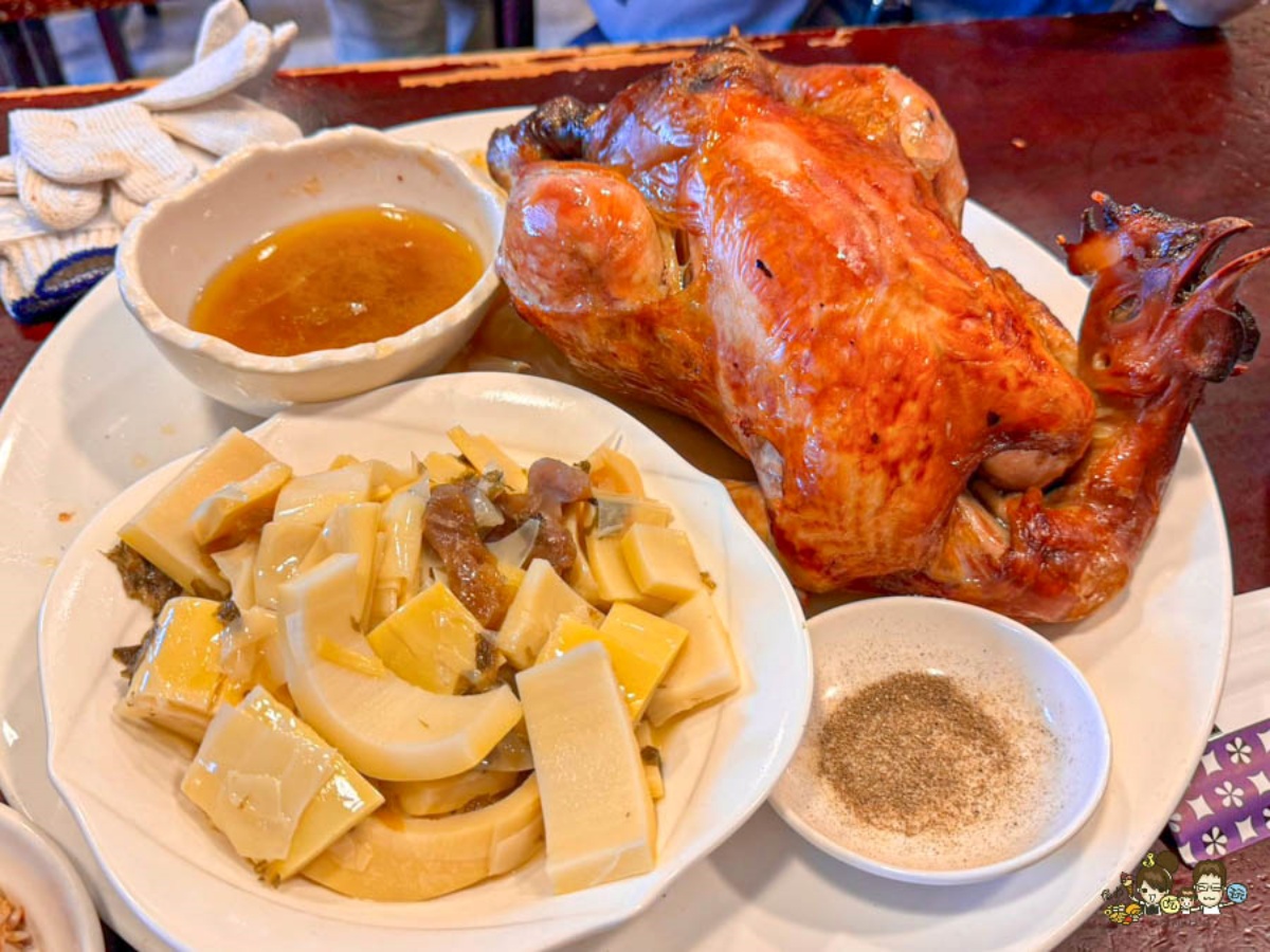 「甕缸烤雞」採用古法柴燒製作,外皮烤得金黃酥脆,肉質鮮嫩多汁。(圖/跟著尼力吃喝玩樂提供)