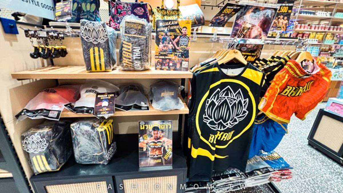 泰國的這位知名拳王推出了專屬的品牌,販售專屬品牌拳套、球衣、球褲等周邊商品。(圖/飛炫葡萄媽 提供)