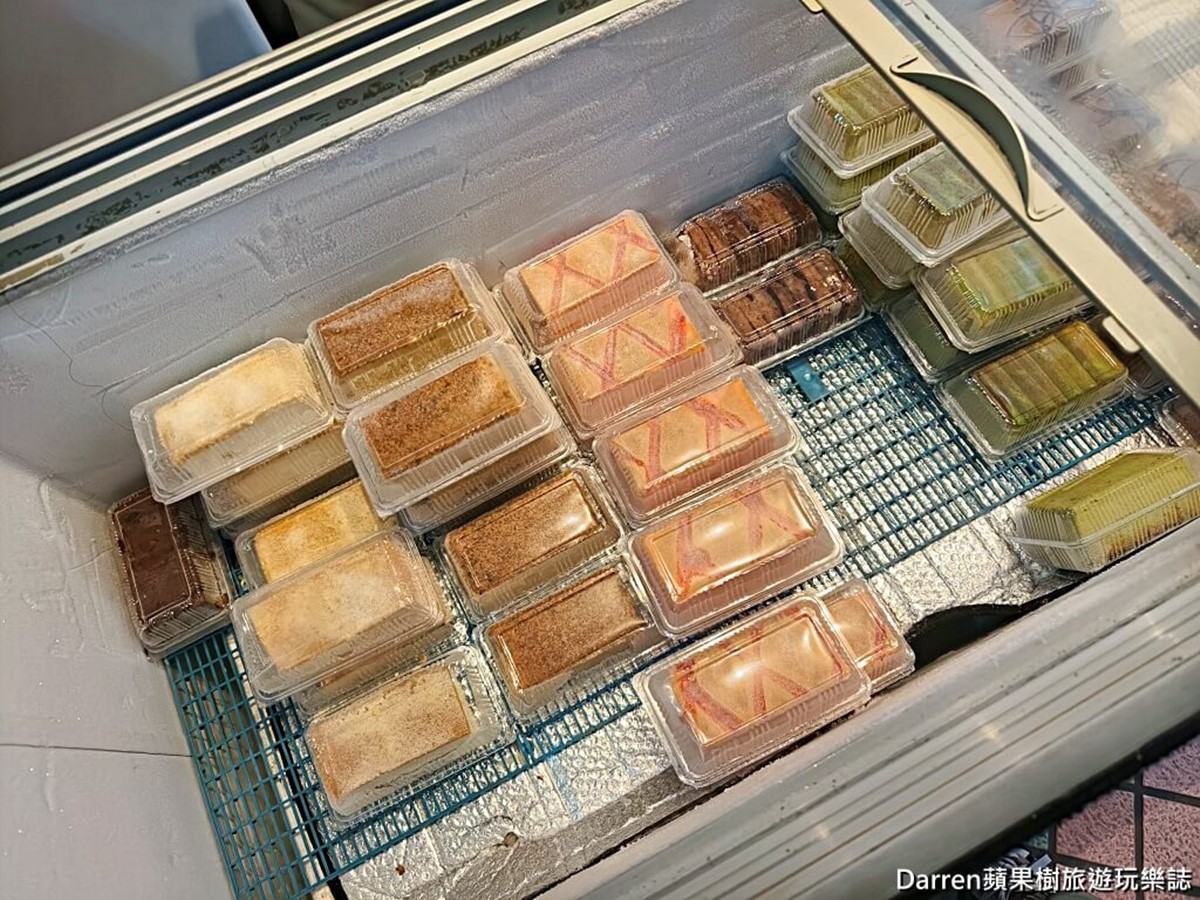 冷藏櫃有多款蛋糕可挑選,每日供應的品項都會公告在粉專。(圖/DARREN蘋果樹旅遊玩樂誌 提供)