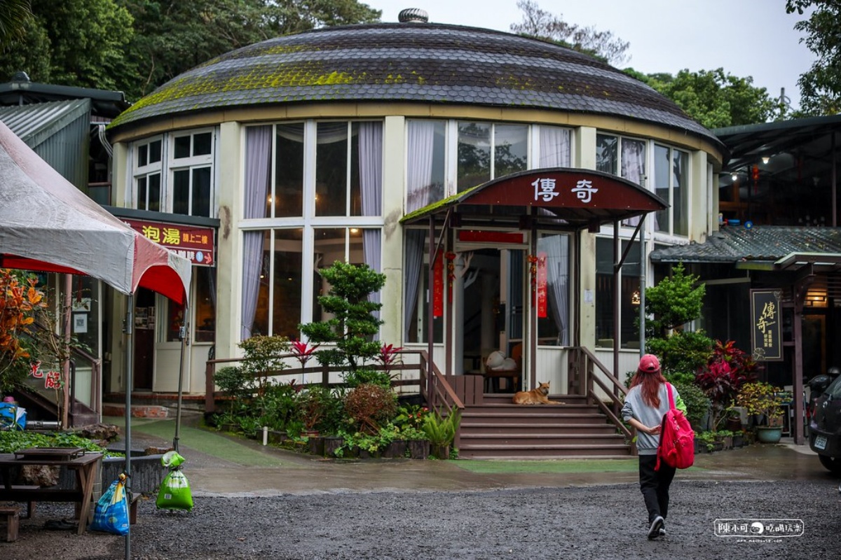 「傳奇溫泉湯屋」地點位在宜蘭礁溪的山間小路之中，前身是咖啡館。（圖／陳小可的吃喝玩樂 提供）
