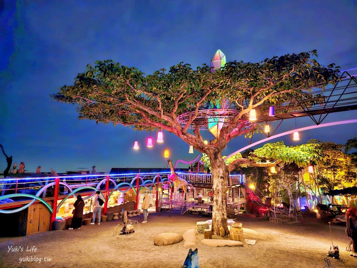 入夜後的園區更好拍,七彩燈光點亮整座餐廳,看起來就像個遊樂園。(圖/Yuki's Life 提供)