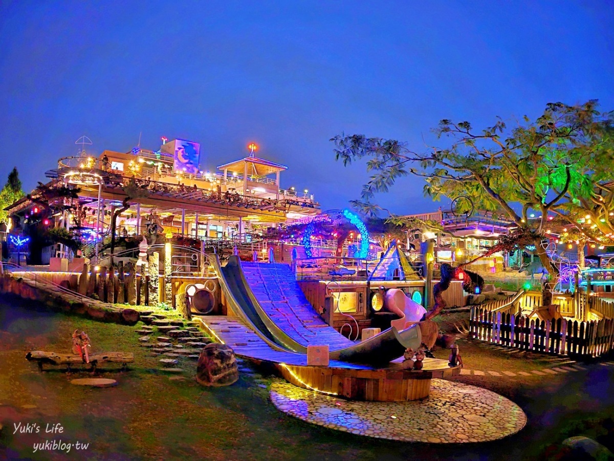 入夜後的園區更好拍,七彩燈光點亮整座餐廳,看起來就像個遊樂園。(圖/Yuki's Life 提供)