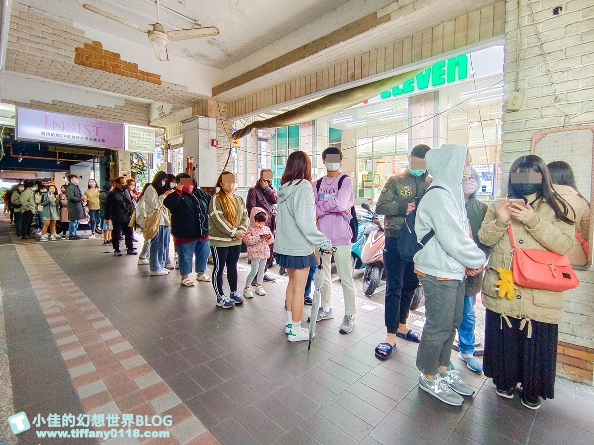 「鳥來伯專業糖葫蘆」距離捷運府中站走路大約5分鐘，店外經常都是大排長龍的盛況。（圖／小佳的幻想世界 提供）