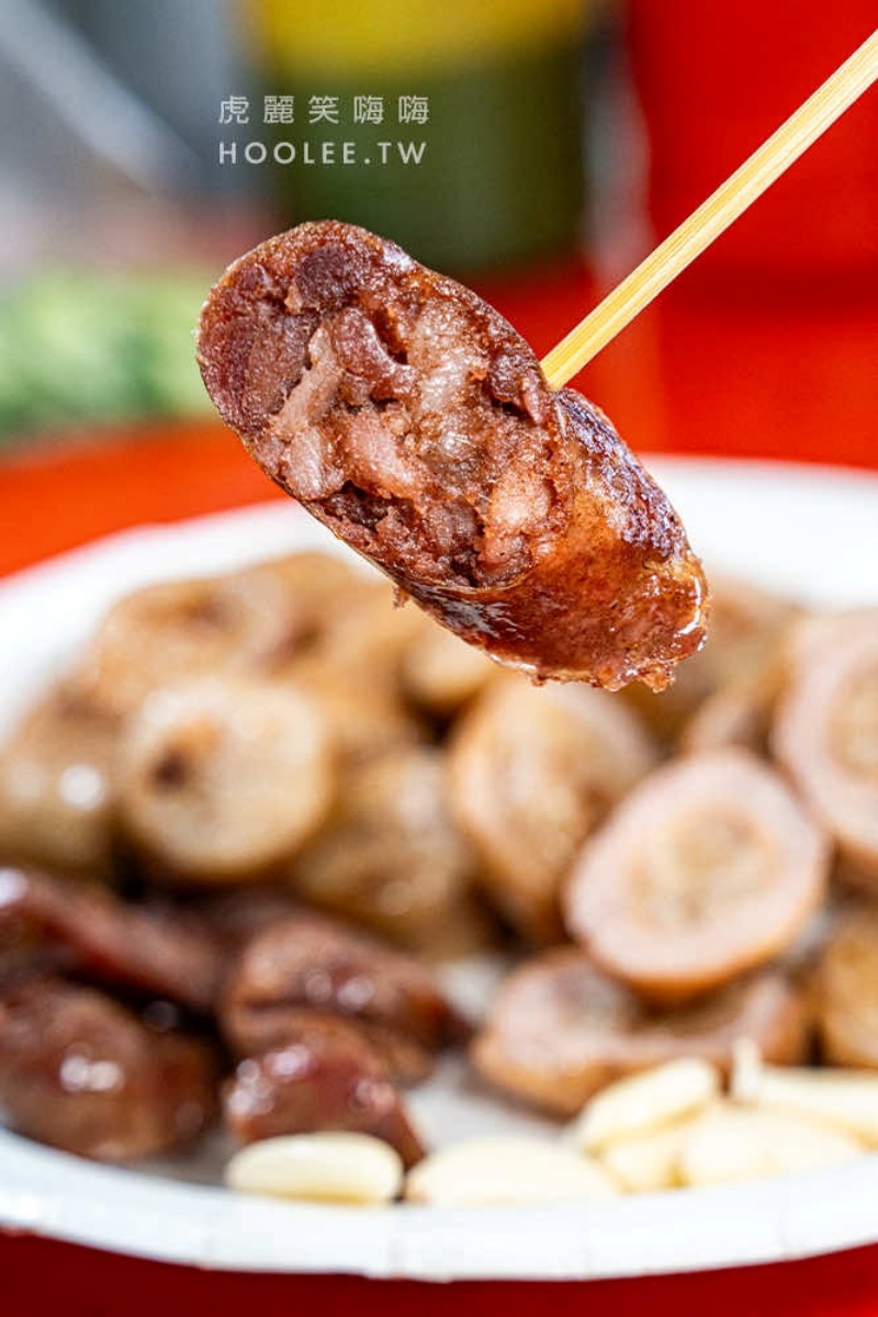 「烤香腸」(25元)肉質扎實Q嫩,甜甜微鹹帶點酒香味,可以搭配蒜頭享用。(圖/翻攝自虎麗笑嗨嗨)