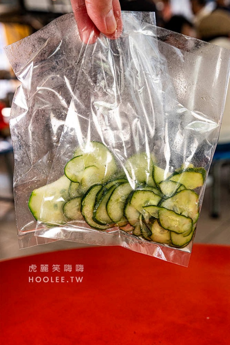 餐點都會附上自家醃漬的小黃瓜,搭配享用更爽口。(圖/翻攝自虎麗笑嗨嗨)