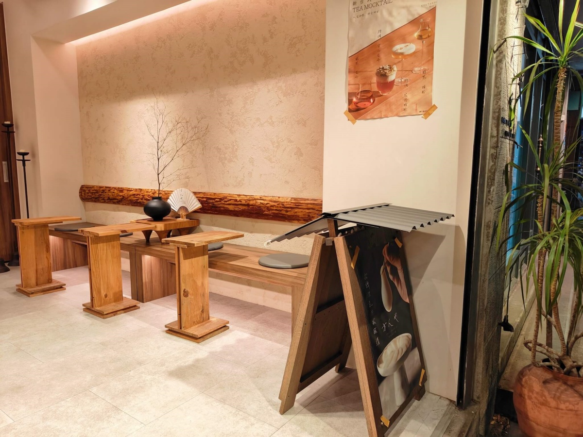 店面有提供簡單的內用座位,可以品嘗現做麻糬的最佳風味。(圖/小美很愛嚐 提供)