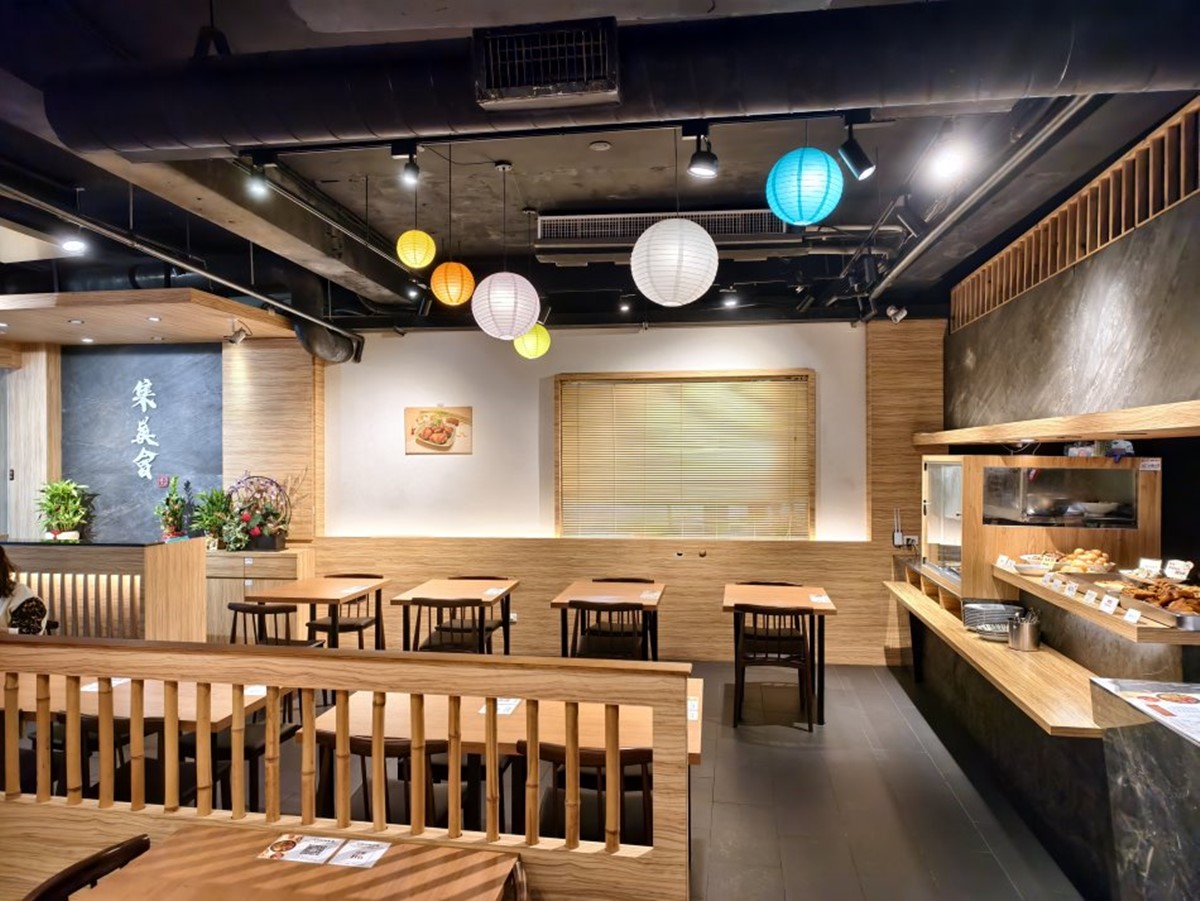 店面環境明亮舒適,以木質桌椅和彩色燈籠裝潢。(圖/大口老師的走跳學堂 提供)