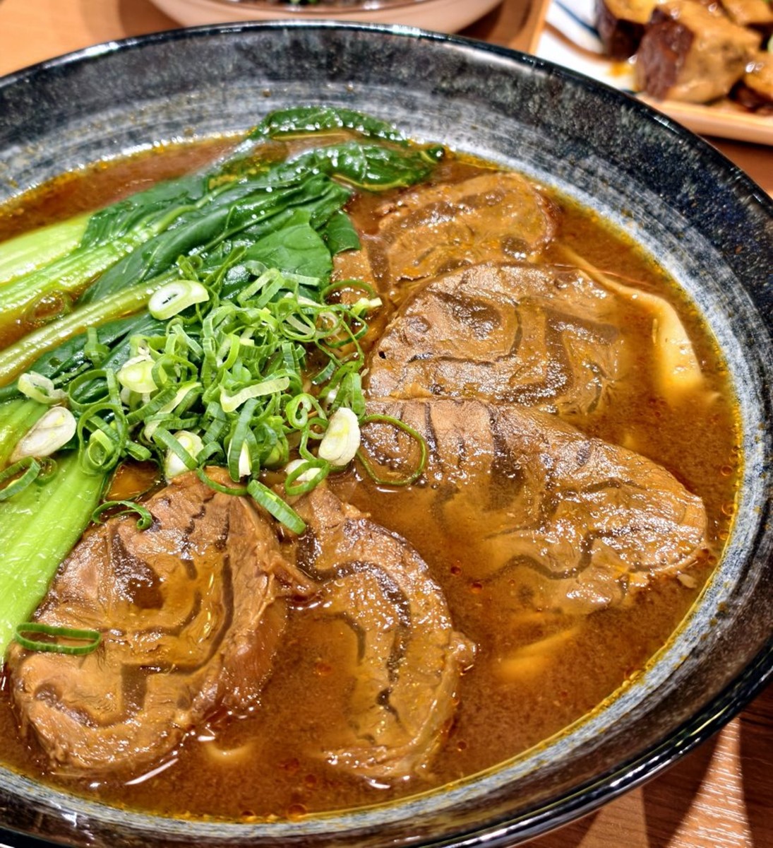 「老甕酸菜牛肉麵」在紅燒湯頭裡加入酸菜,是重口味路線的牛肉麵。(圖/大口老師的走跳學堂 提供)