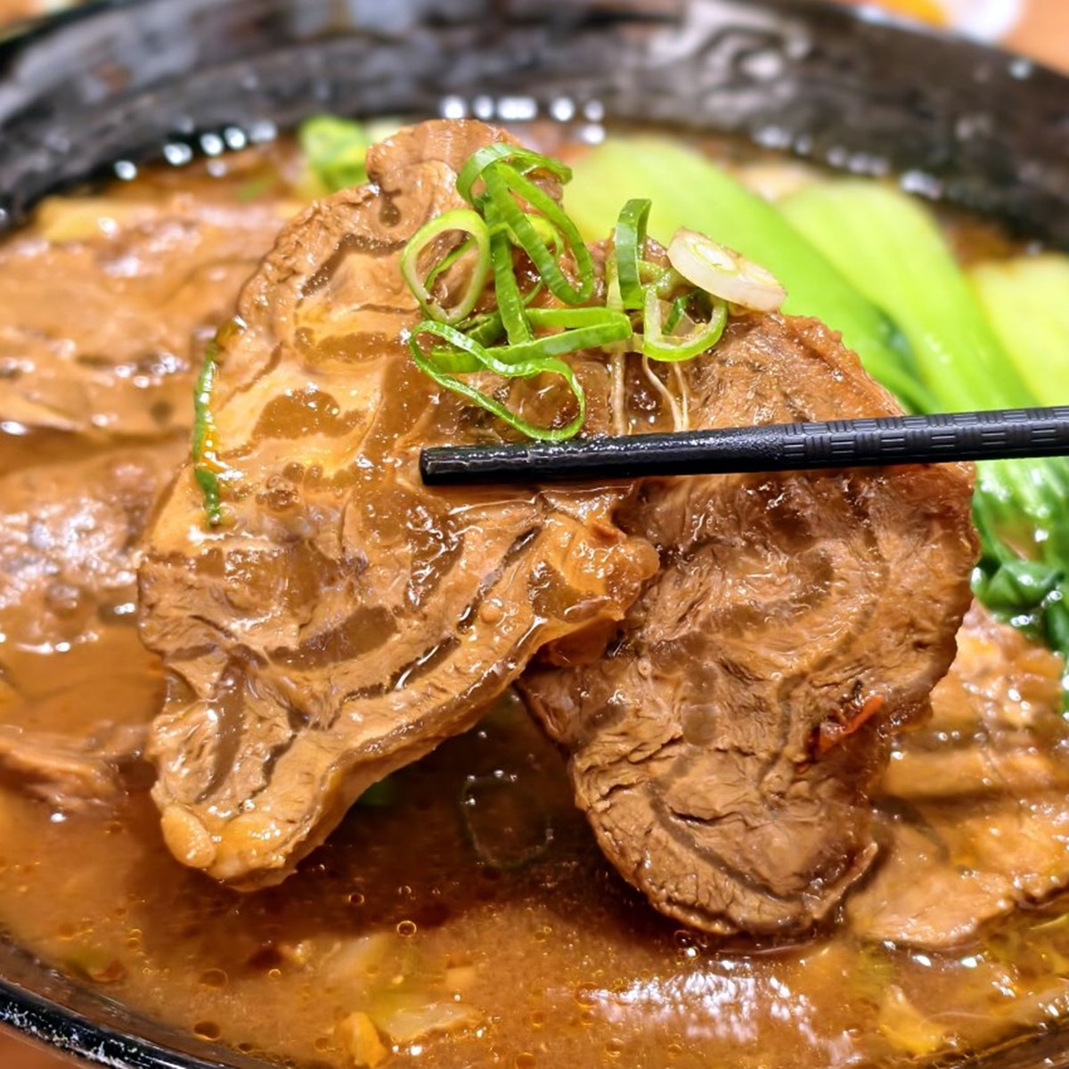 牛腱肉切得大塊,麵條則是不易泡爛的刀削麵,口感很不錯。(圖/大口老師的走跳學堂 提供)