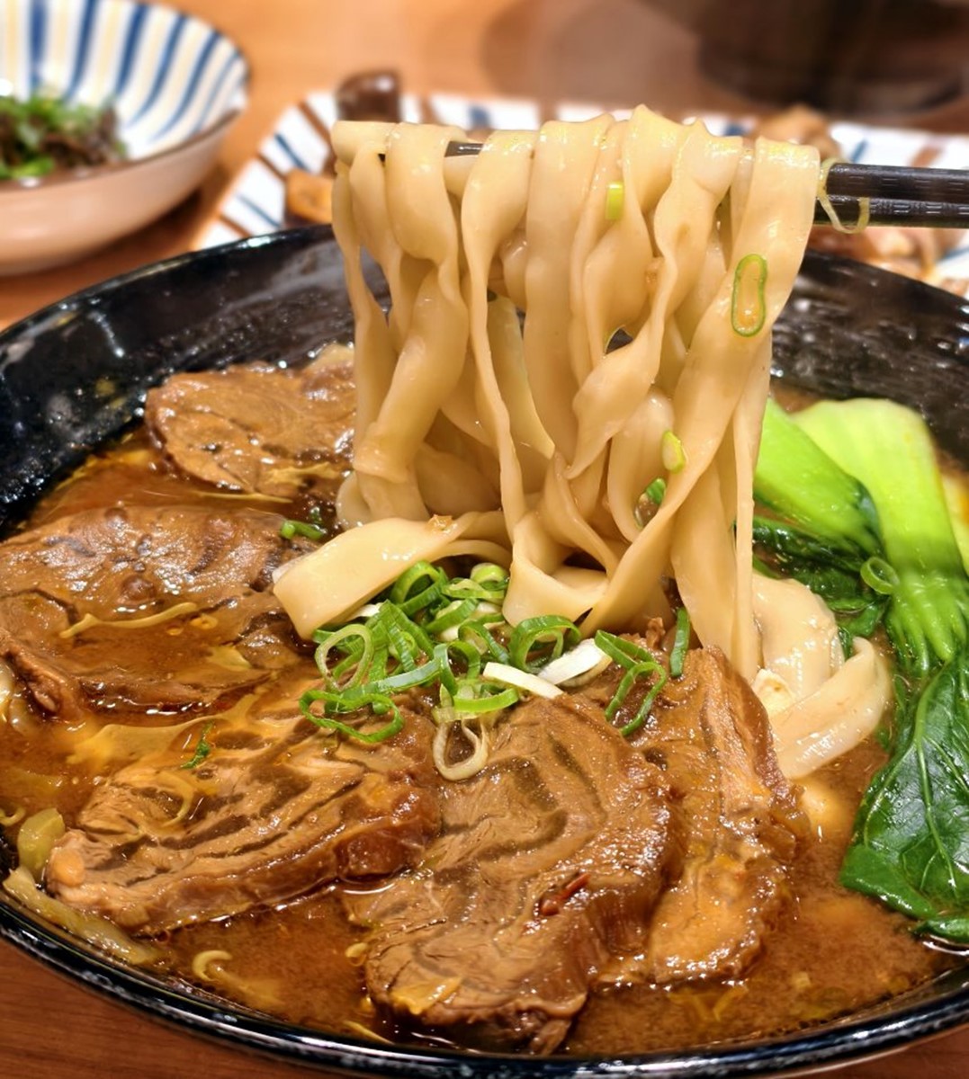 牛腱肉切得大塊,麵條則是不易泡爛的刀削麵,口感很不錯。(圖/大口老師的走跳學堂 提供)