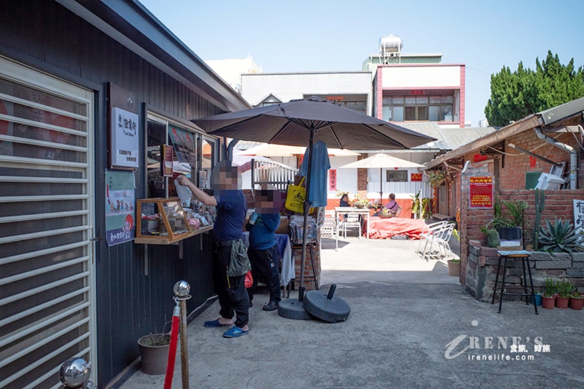 店面是黑色鐵皮的貨櫃屋,販售咖啡、飲料、餐點和一些文創周邊。(圖/Irene’s 食旅.時旅提供)