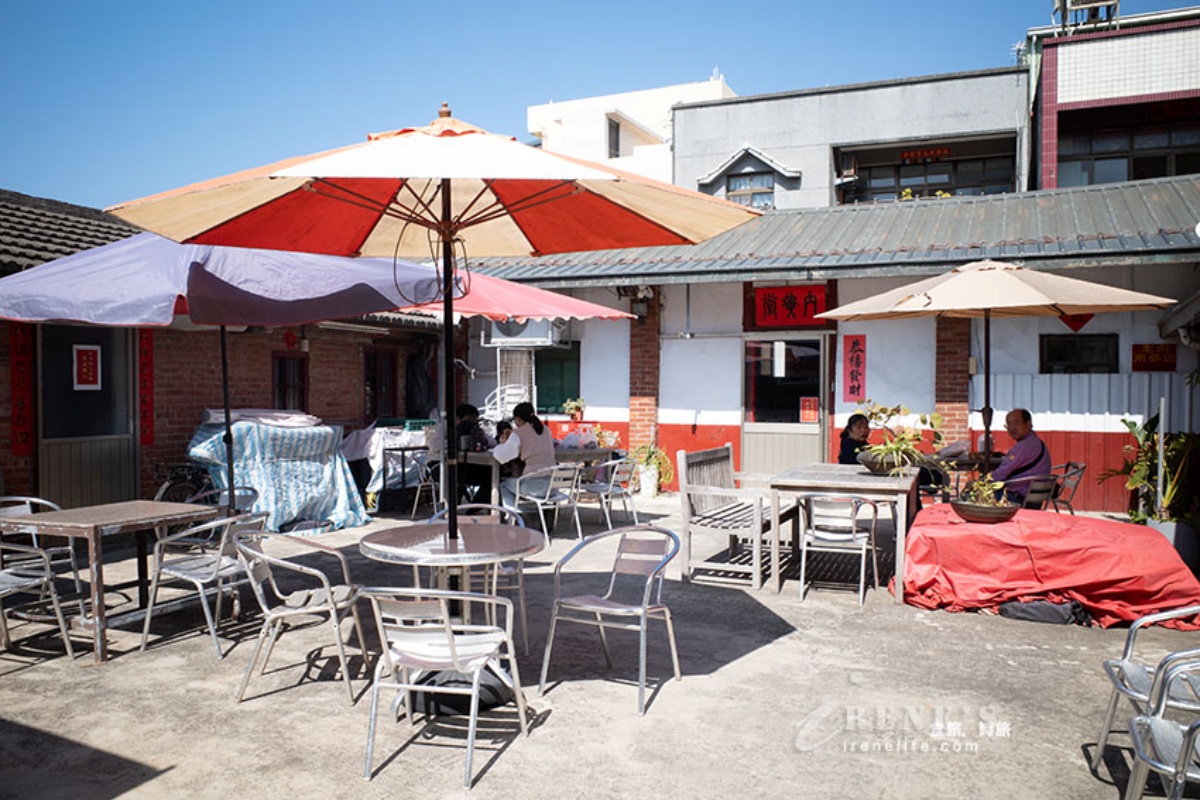 一旁的三合院有提供遮陽傘座位區,可以享用餐點。(圖/Irene’s 食旅.時旅提供)