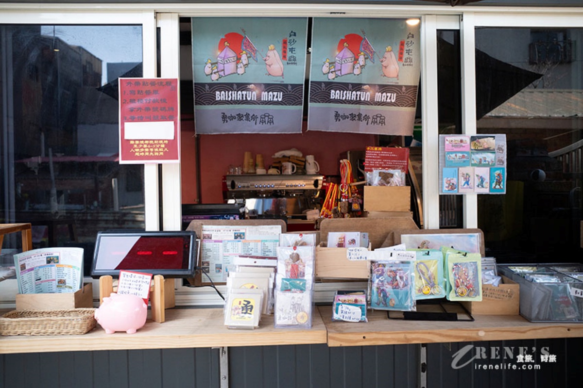 店鋪也有販售和白沙屯媽祖相關的文創商品可挑選。(圖/Irene’s 食旅.時旅提供)