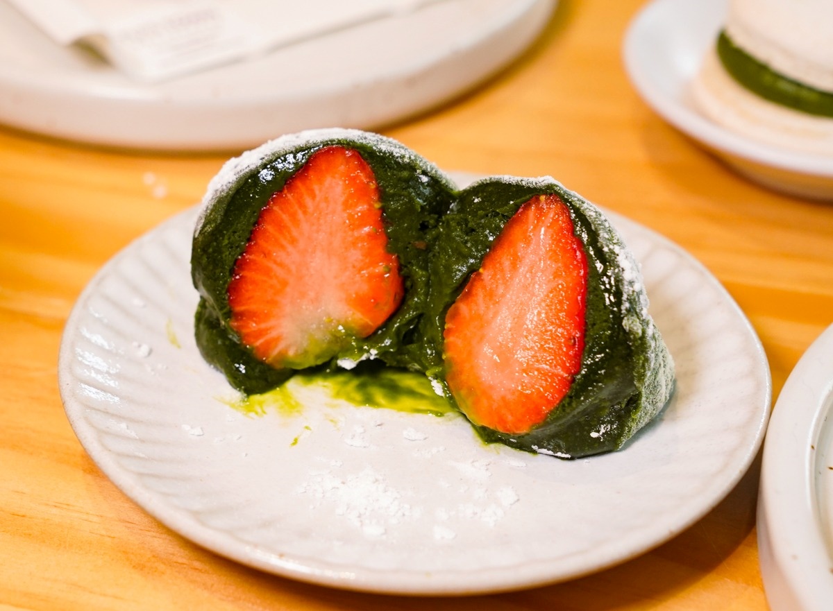 「極濃抹茶草莓大福」（140元）以店家自製的濃抹茶大福皮，包裹極濃抹茶餡與新鮮草莓。（圖／美食好芃友提供）