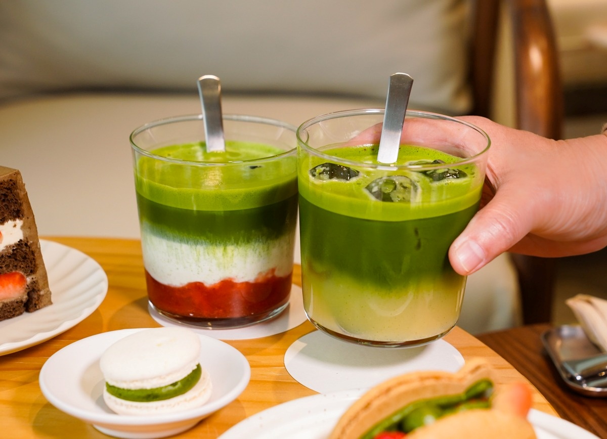 「草莓抹茶飲」（190元，圖左）、「青森蘋果抹茶飲」（180元，圖左），都是適合春天的爽口飲品。（圖／美食好芃友提供）