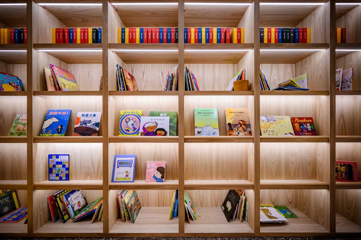 故事屋裡頭有超多幼兒童書，大人、小孩都能一起坐下來休息，閱讀精彩的故事。（圖／小菲親子玩樂生活 提供）