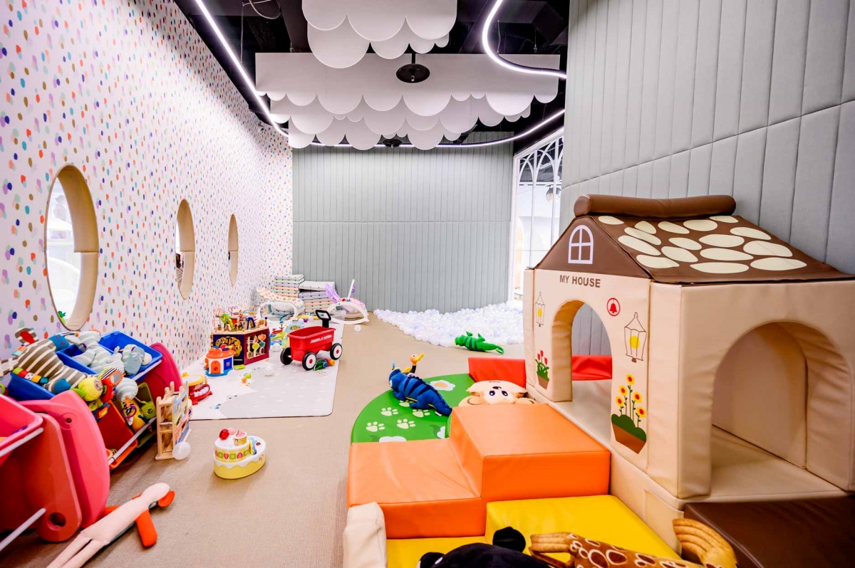 這裡還有專為1歲以下小小孩打造的幼兒房，裡頭一樣有泡泡球池、小車車、小布偶等玩具。（圖／小菲親子玩樂生活 提供）