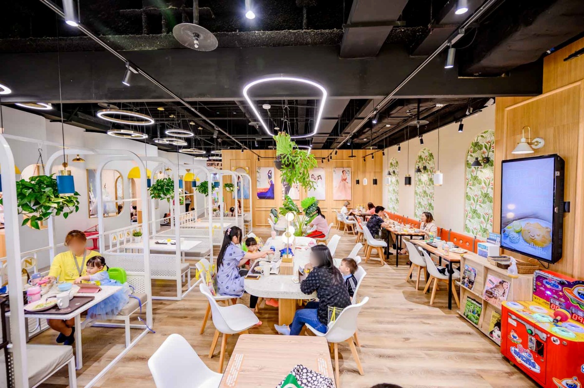 用餐區「奧斯丁咖啡」提供正餐、下午茶、輕食點心與飲品，讓大大小小補充體力。（圖／小菲親子玩樂生活 提供）