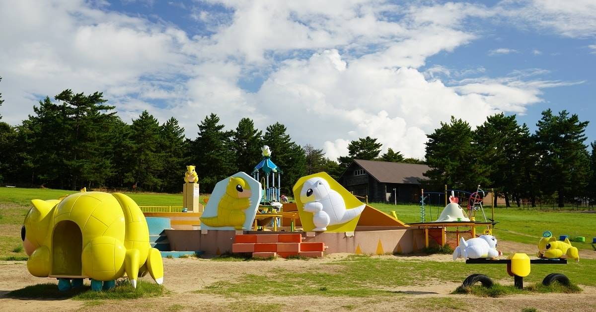 鳥取砂丘兒童王國內有全日本第四座寶可夢公園,這座寶可夢公園以「鳥取砂丘」為背景,公園內的角色主題主要是穿山鼠、阿羅拉穿山鼠、掘掘兔等。(圖/東蛙池塘Dong Wa 提供)