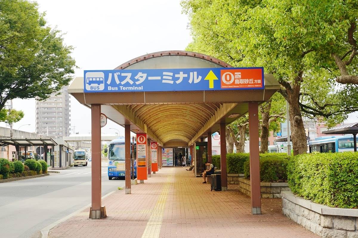 若想要前來鳥取砂丘兒童王國,建議可以從鳥取車站前搭乘鳥取市的麒麟獅子巴士到達「兒童之國」站下車,方便又快捷。(圖/東蛙池塘Dong Wa 提供)
