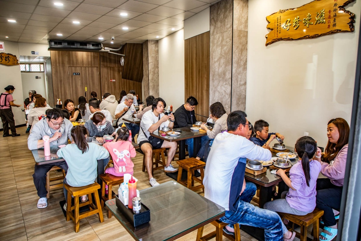 比起原先的路邊攤,新店面環境明亮乾淨,還設有冷氣。(圖/大手牽小手。玩樂趣 提供)